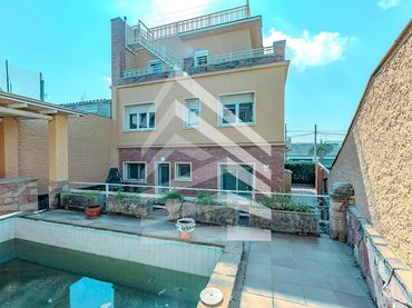 Casa amb balcó en venda a Avinguda Antoni Gaudí