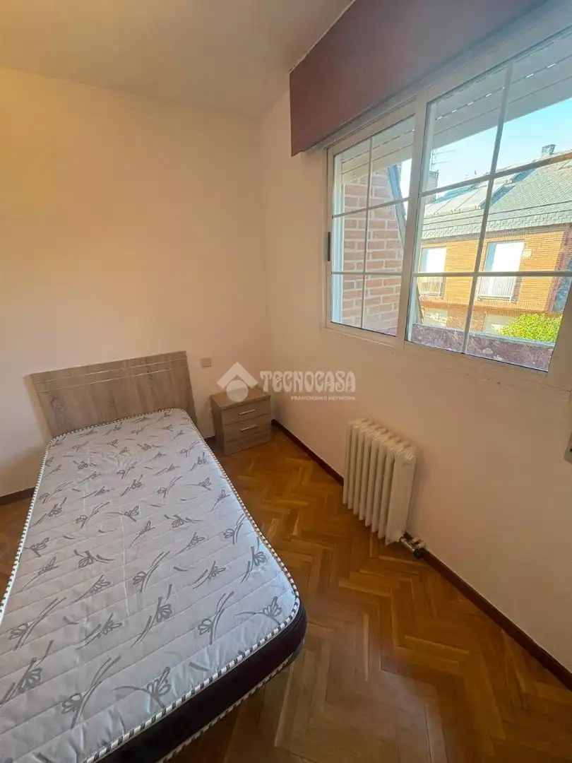 Dormitori de Casa adosada en venda en Valladolid amb Calefacció i Parquet