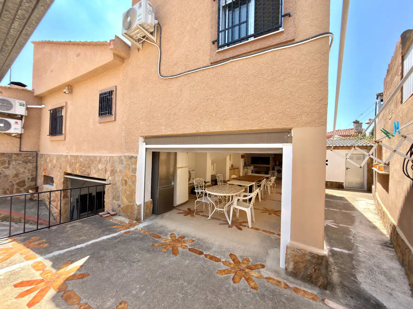 Vista exterior de Casa o xalet en venda en Chiva amb Aire condicionat, Jardí privat i Terrassa