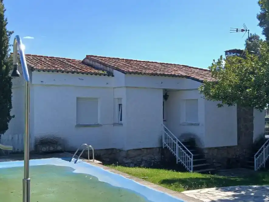 Vista exterior de Casa o xalet en venda en Valdemorillo amb Aire condicionat, Jardí privat i Traster