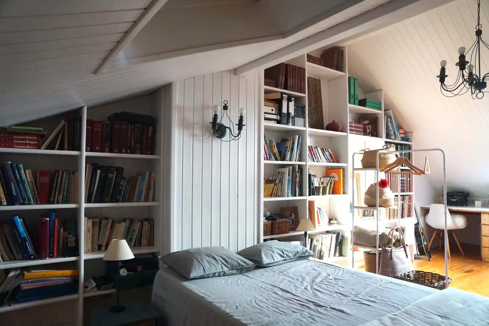 Schlafzimmer von Einfamilien-Reihenhaus zum Verkauf in Badalona mit Klimaanlage, Heizung und Privatgarten