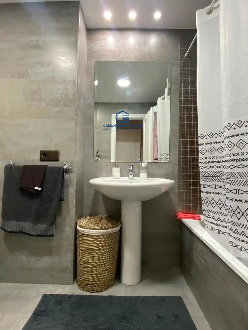 Bany de Apartament de lloguer en Cádiz amb Terrassa i Moblat