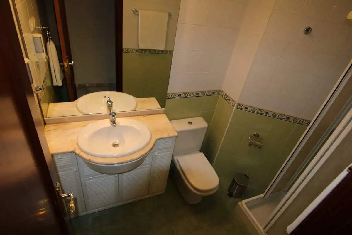Baño de Apartamento de alquiler en Torremolinos con Aire acondicionado, Terraza y Amueblado