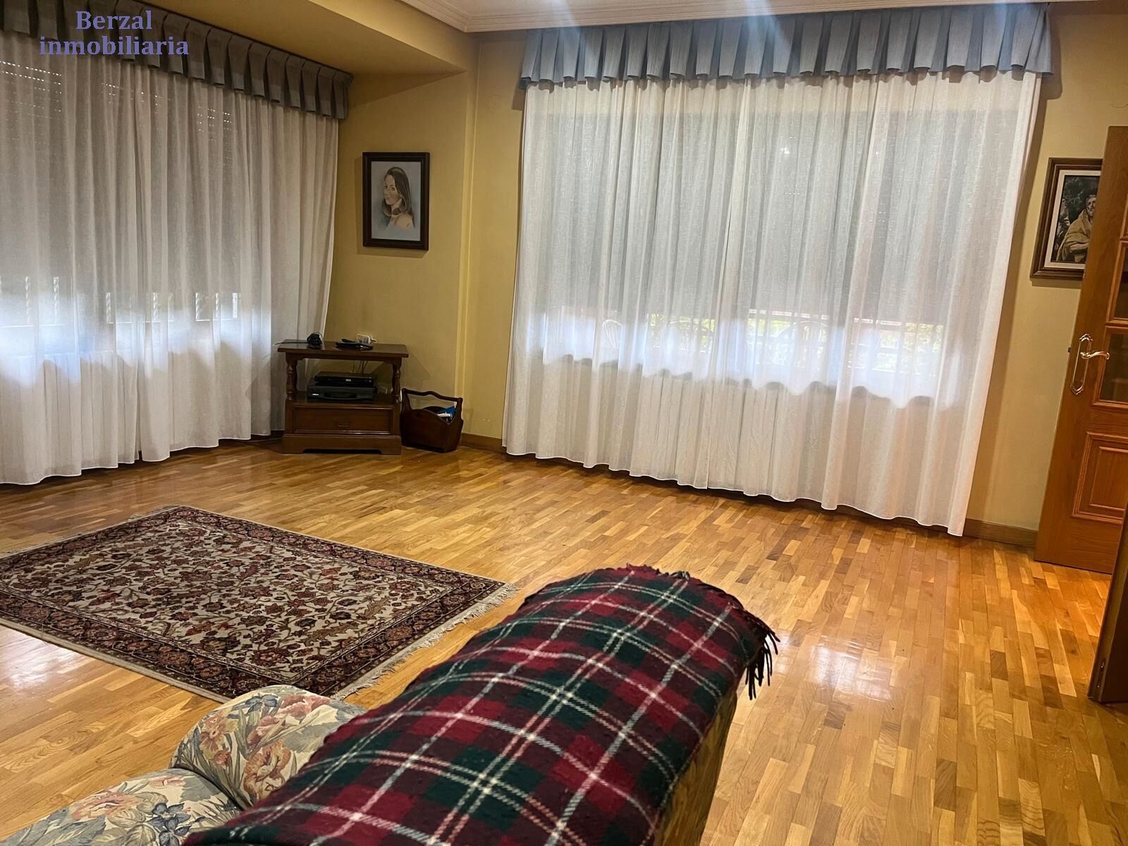 Sala d'estar de Casa o xalet en venda en  Logroño amb Aire condicionat, Calefacció i Jardí privat