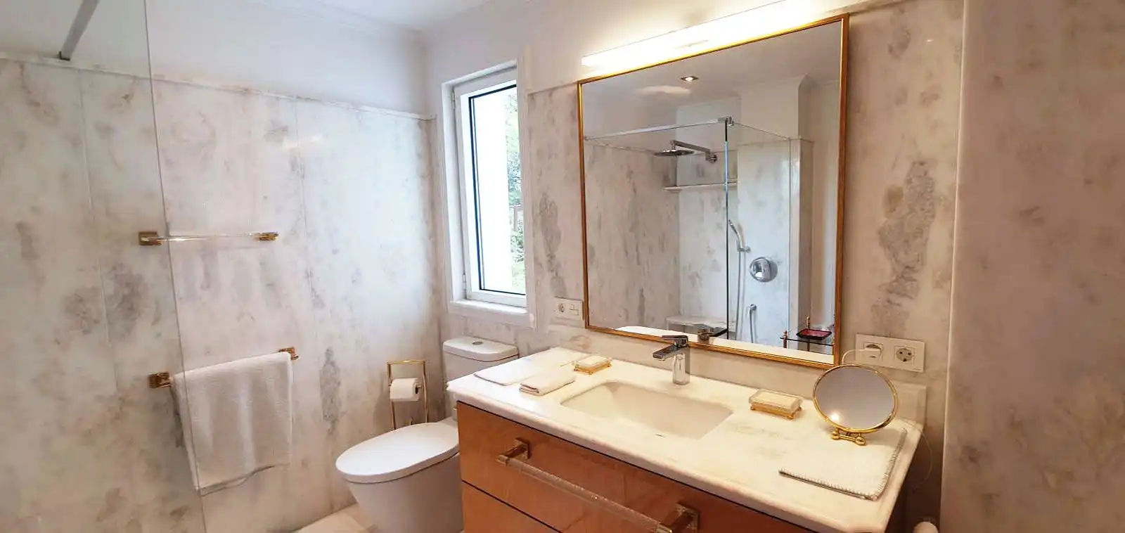 Badezimmer von Wohnungen zum Verkauf in Marbella mit Klimaanlage, Terrasse und Abstellraum