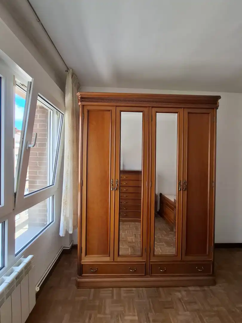 Dormitori de Pis de lloguer en Gijón  amb Calefacció, Parquet i Terrassa