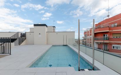 Swimming pool of Flat for sale in  Barcelona Capital  with Terrace, Storage room and Swimming Pool