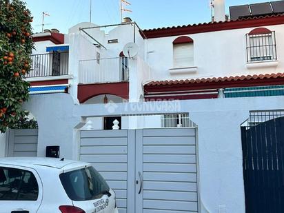 Vista exterior de Casa adosada en venda en Mairena del Aljarafe amb Jardí privat i Terrassa