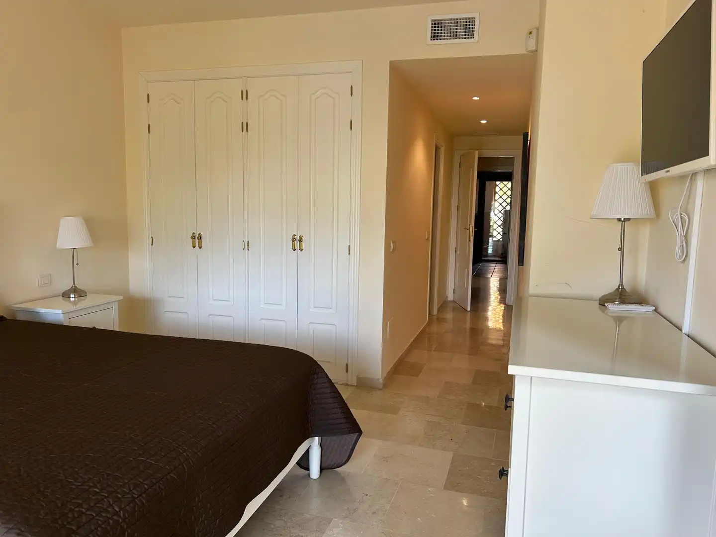 Dormitori de Apartament de lloguer en Estepona amb Aire condicionat, Moblat i Internet