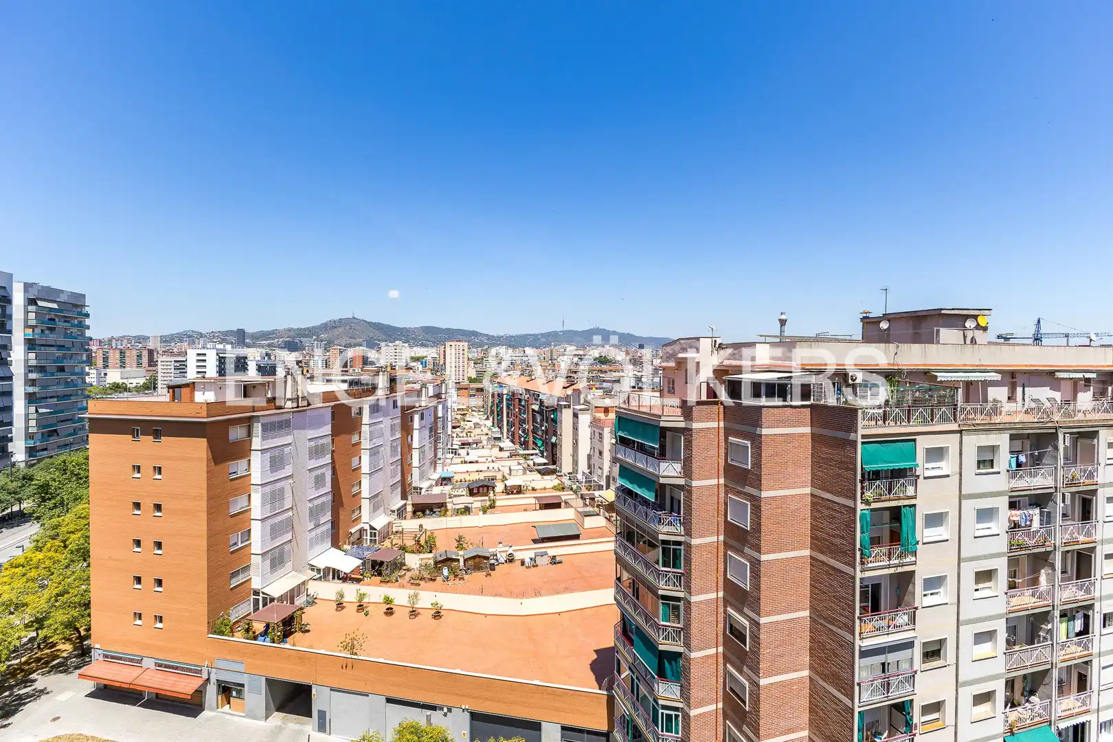 Exterior view of Flat for sale in L'Hospitalet de Llobregat  with Air Conditioner, Heating and Parquet flooring