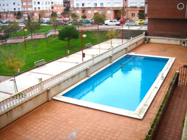 Piscina de Àtic en venda en Castro-Urdiales amb Calefacció, Parquet i Terrassa