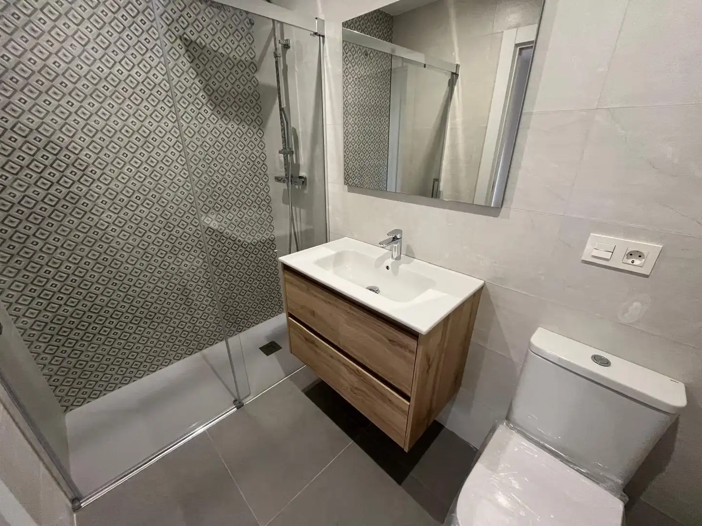 Badezimmer von Wohnung zur Miete in Burgos mit Heizung und Balkon