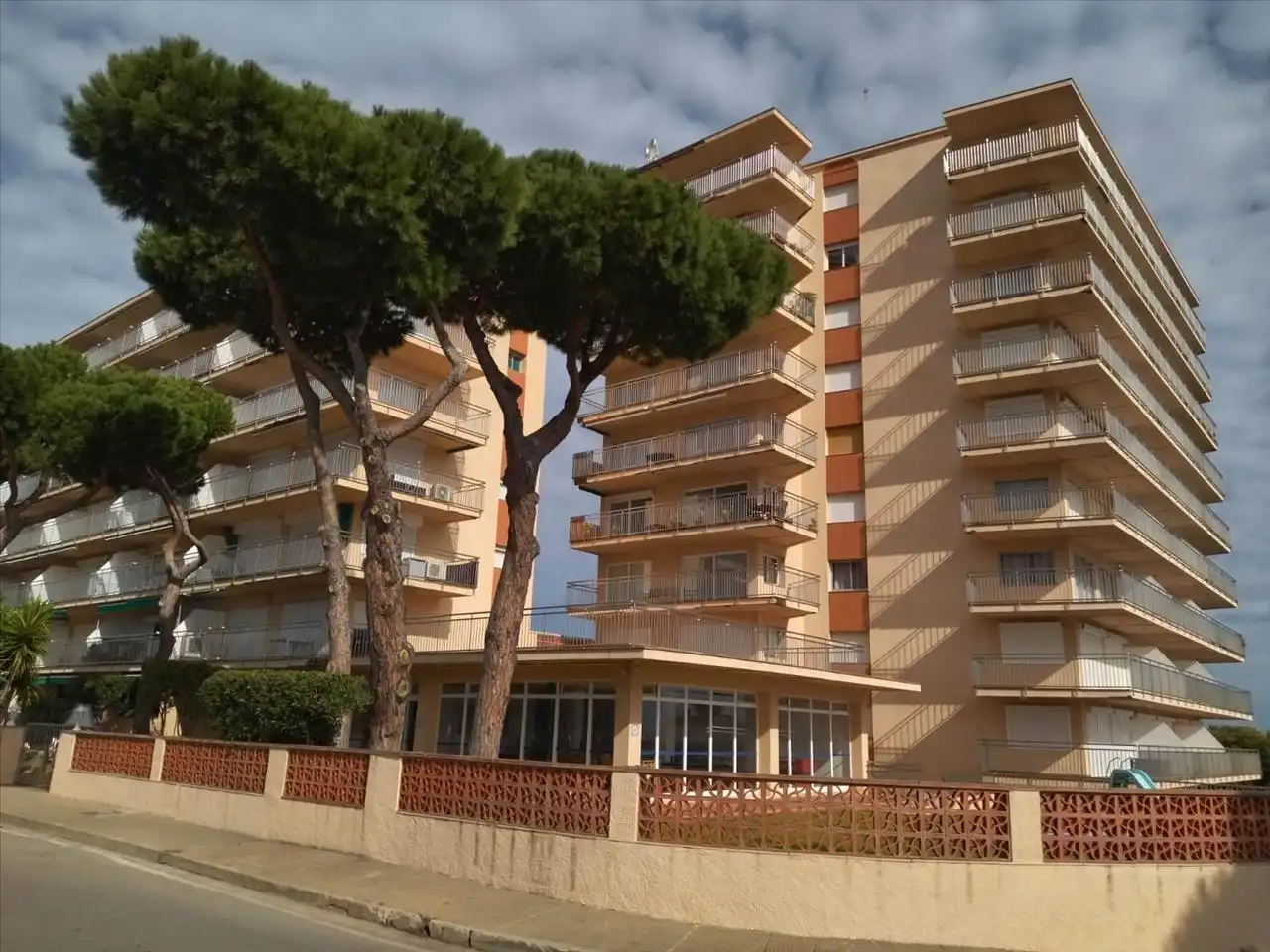 Vista exterior de Apartament en venda en Sant Feliu de Guíxols amb Aire condicionat, Calefacció i Jardí privat