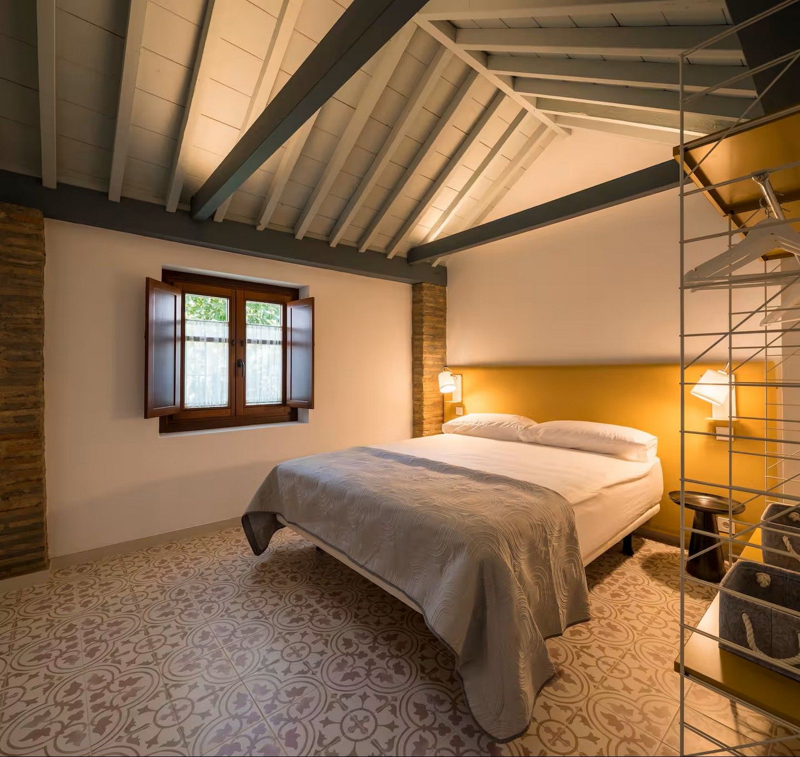 Dormitori de Pis de lloguer en  Granada Capital amb Aire condicionat, Moblat i TV