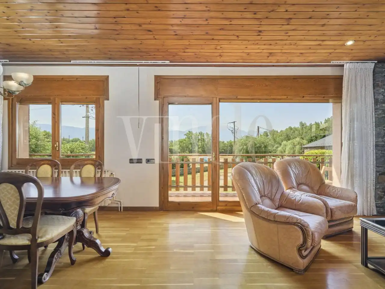 Sala d'estar de Casa o xalet en venda en Puigcerdà amb Calefacció, Jardí privat i Parquet