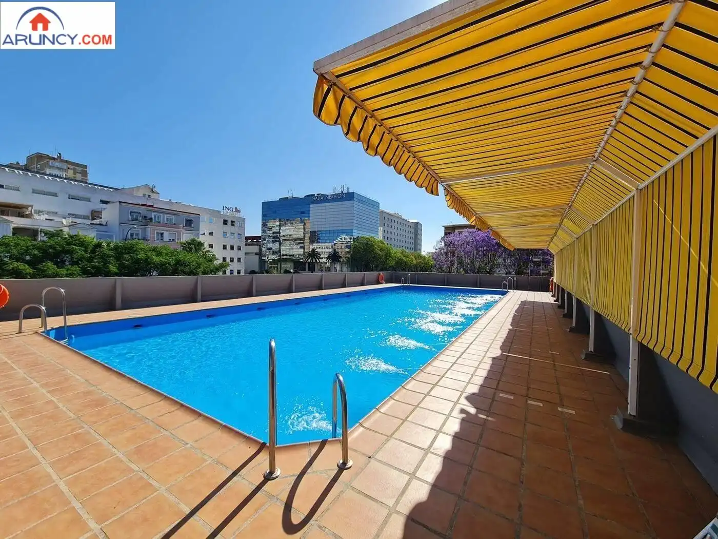 Schwimmbecken von Wohnung zur Miete in Sevilla mit Klimaanlage, Privatgarten und Parkett