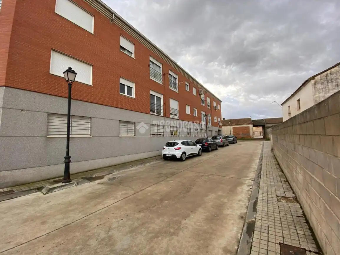 Vista exterior de Piso en venta en Yunquera de Henares con Calefacción