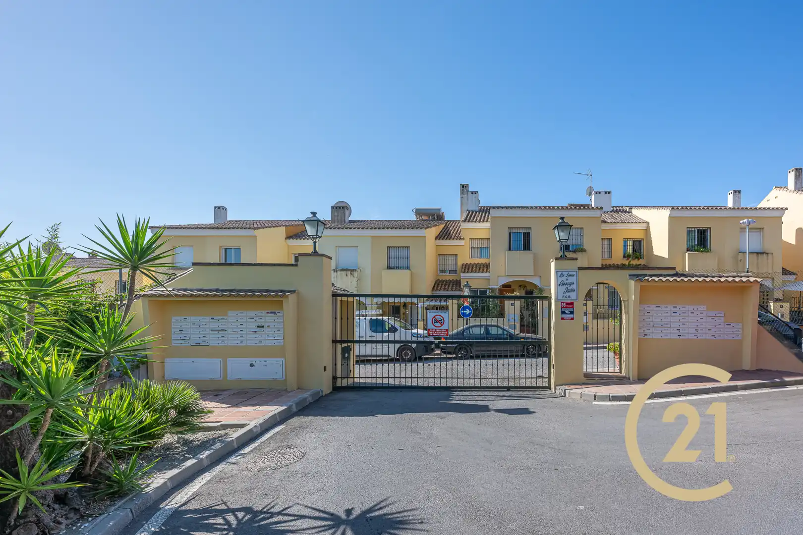 Vista exterior de Casa adosada en venda en Estepona amb Aire condicionat, Jardí privat i Terrassa