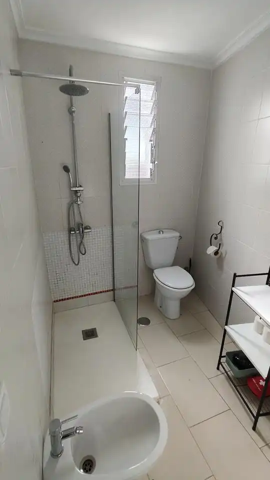 Badezimmer von Dachboden zur Miete in Córdoba mit Klimaanlage, Terrasse und Möbliert