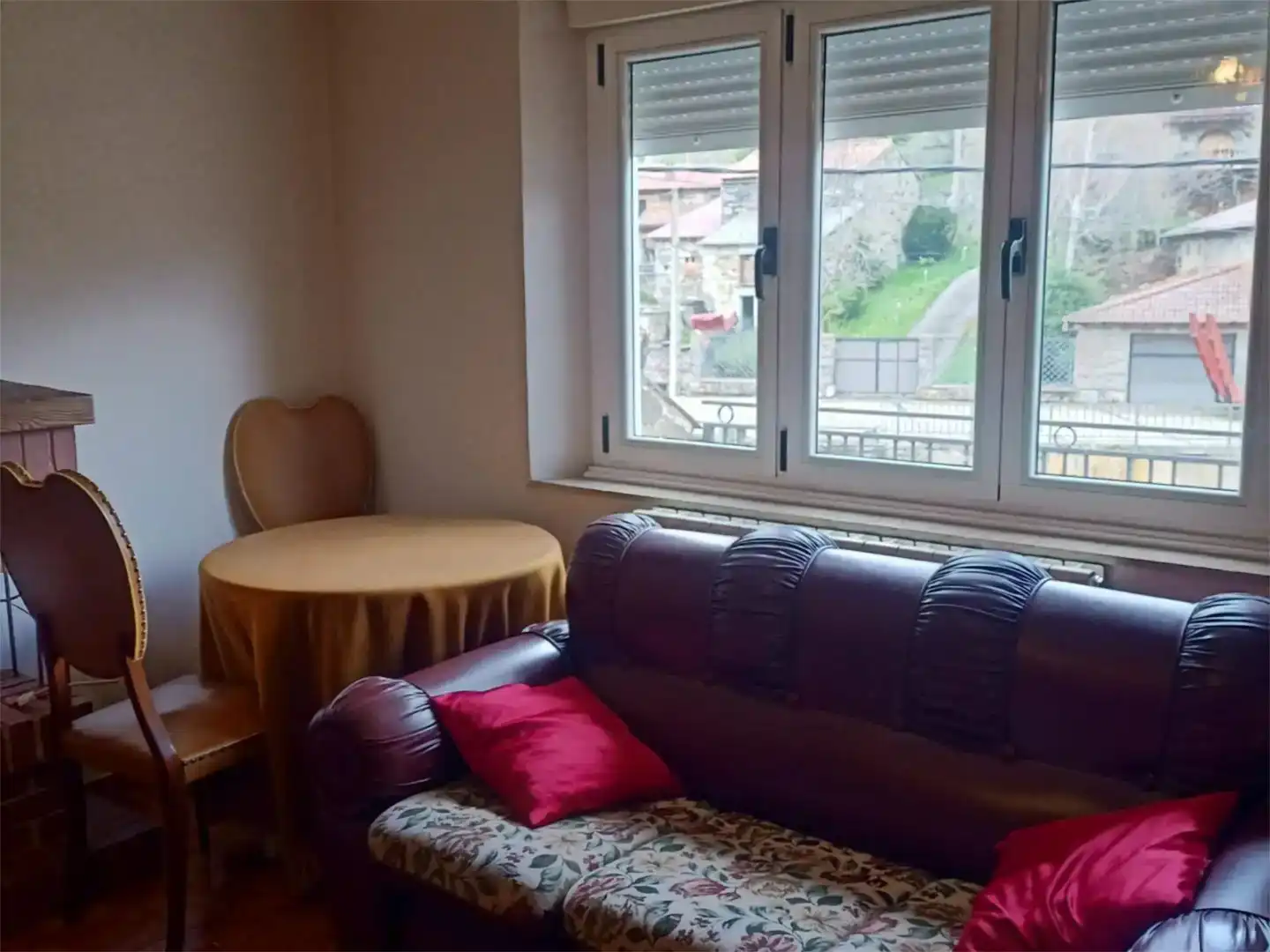 Sala d'estar de Casa o xalet en venda en Valdelugueros amb Terrassa