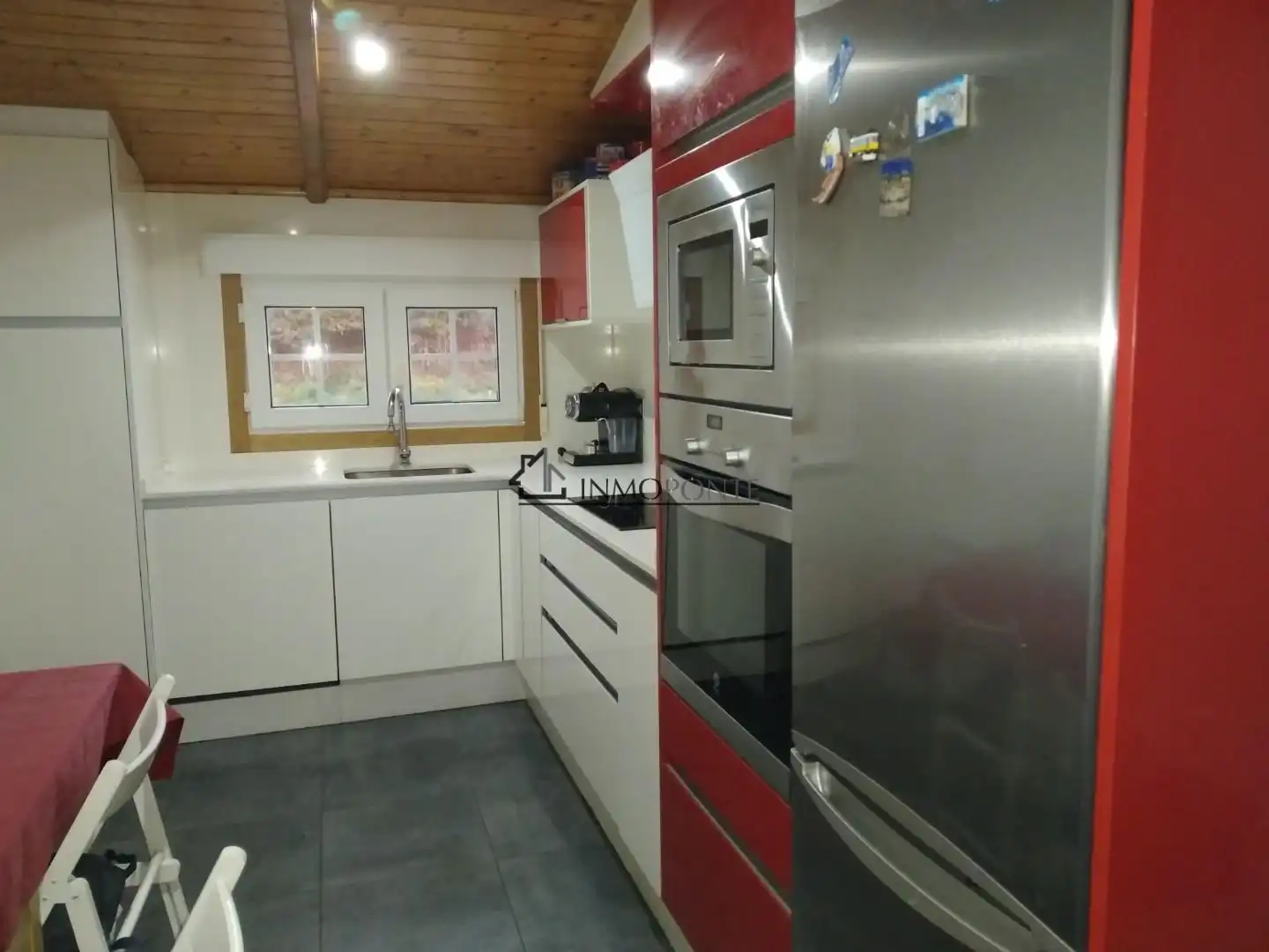 Cuina de Casa o xalet en venda en Pontevedra Capital  amb Jardí privat