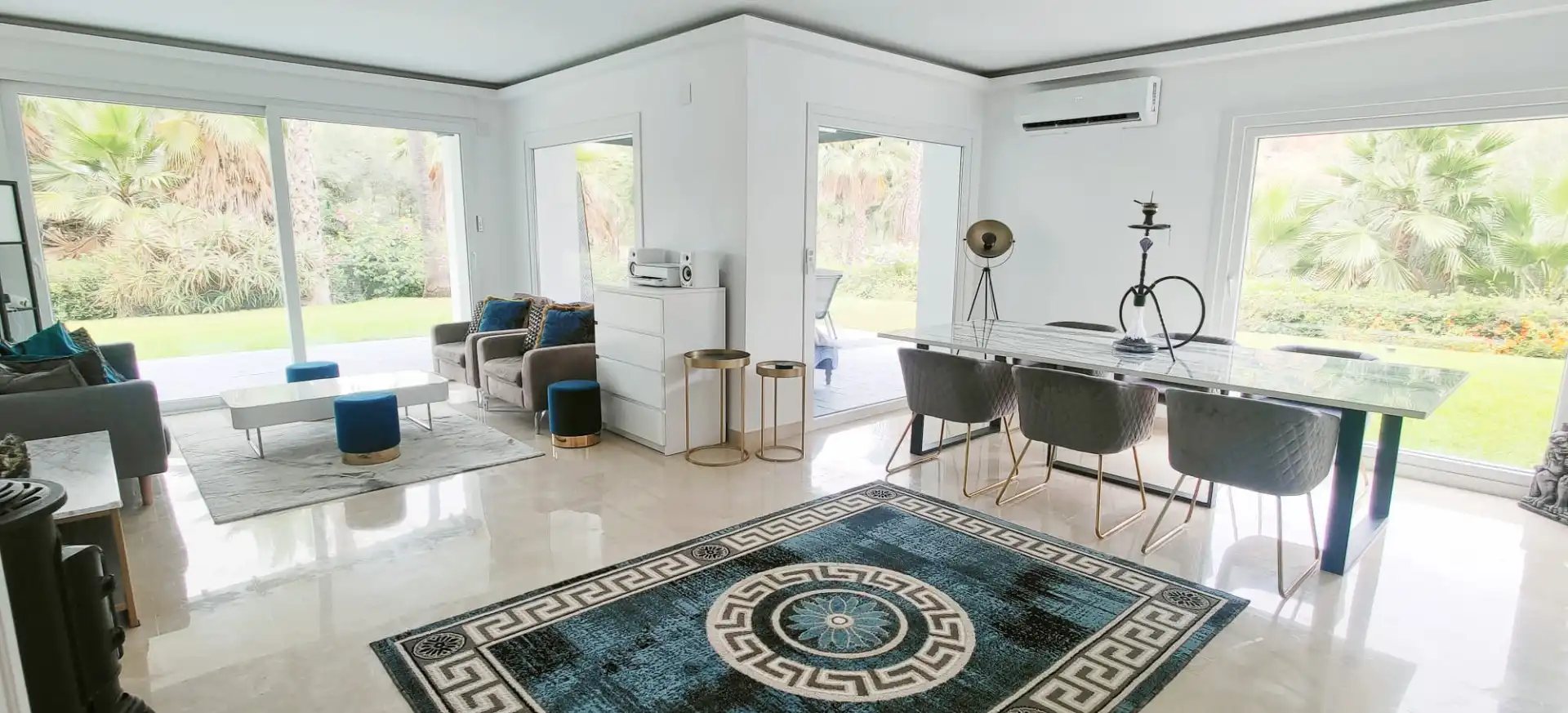 Sala de estar de Planta baja de alquiler en Benahavís con Aire acondicionado, Jardín privado y Terraza