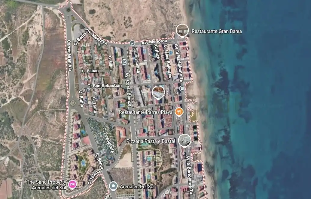 Vista exterior de Casa o xalet en venda en Elche / Elx amb Jardí privat, Terrassa i Piscina