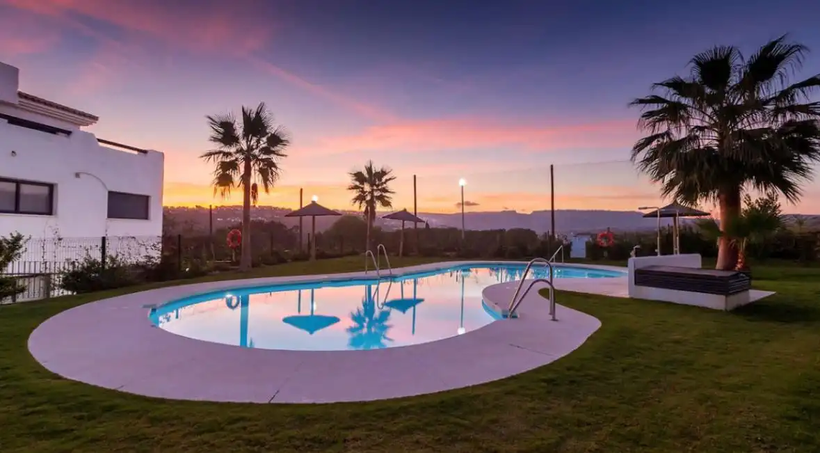Schwimmbecken von Wohnung zum Verkauf in Estepona mit Terrasse, Abstellraum und Ofen