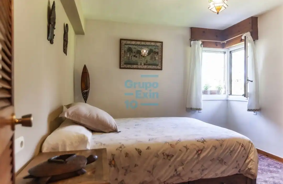 Dormitori de Casa o xalet en venda en Irun  amb Calefacció i Jardí privat