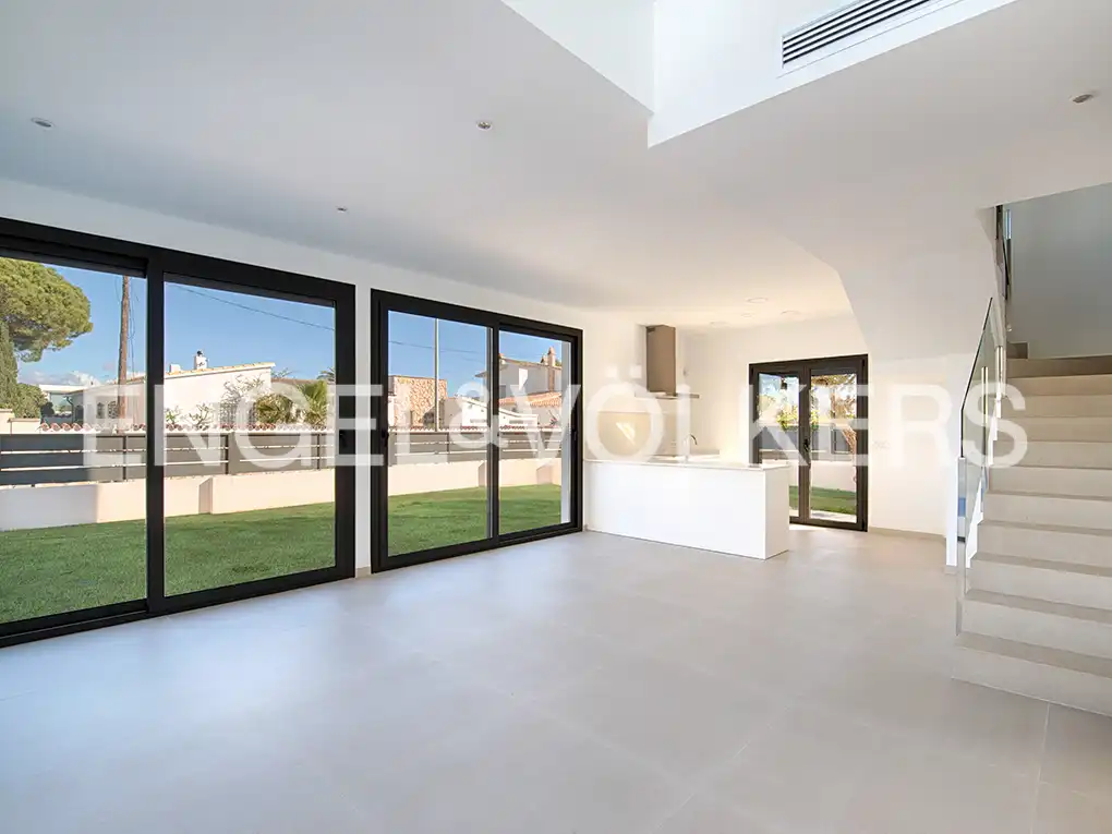 Vista exterior de Casa adosada en venda en Empuriabrava amb Aire condicionat, Jardí privat i Piscina
