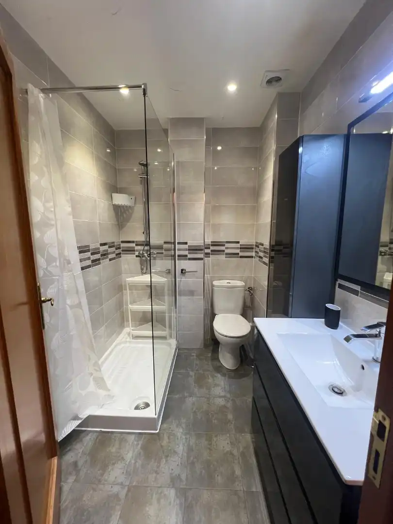 Bathroom of Flat for rent in Madrid  with Air Conditioner, Heating and Parquet flooring