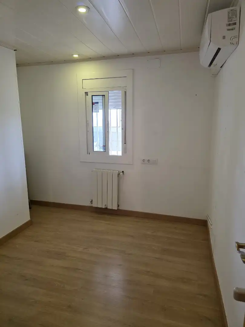 Habitación de Ático en venta en L'Hospitalet de Llobregat con Aire acondicionado, Calefacción y Terraza