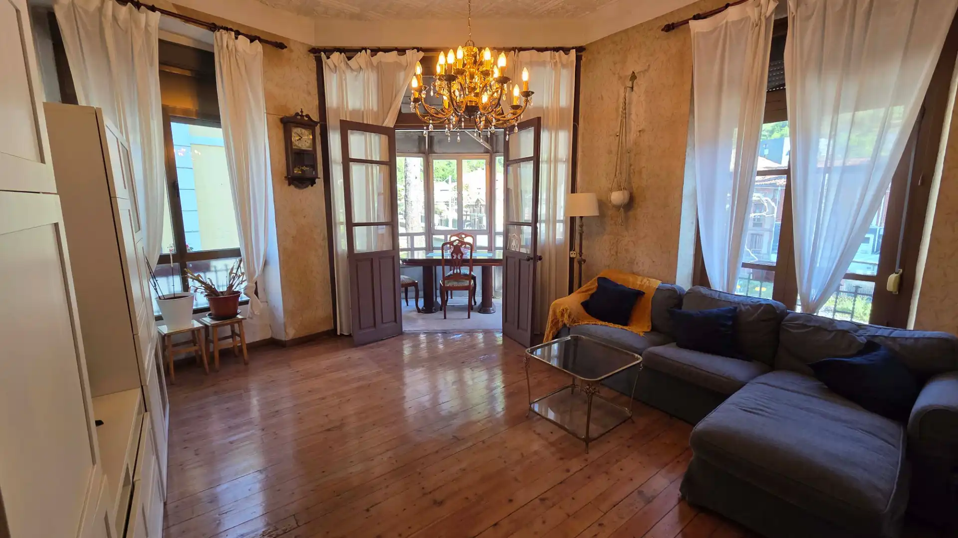 Sala de estar de Piso en venta en San Martín del Rey Aurelio con Calefacción, Parquet y Amueblado