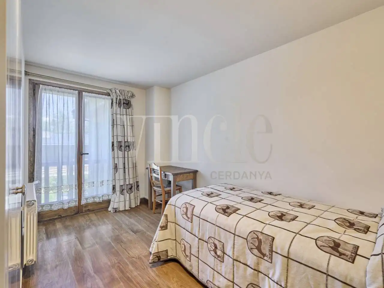 Bedroom of Houses for sale in Alp  with Heating and Parquet flooring