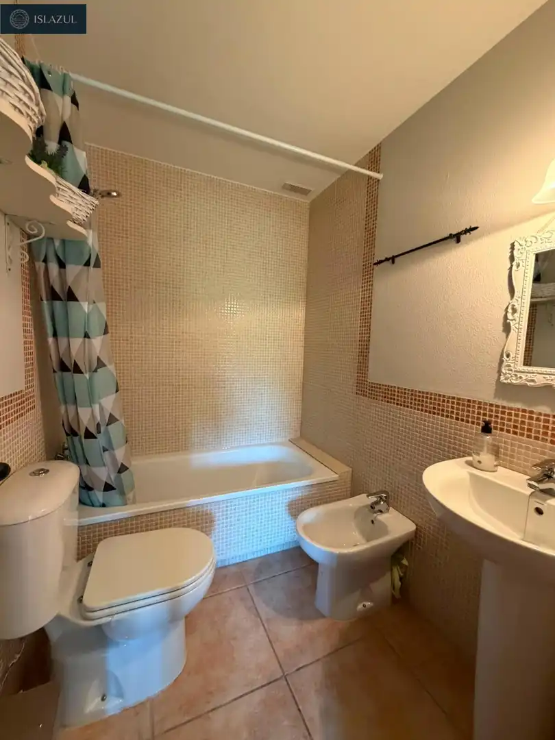 Badezimmer von Einfamilien-Reihenhaus zum Verkauf in Islantilla mit Privatgarten, Terrasse und Abstellraum