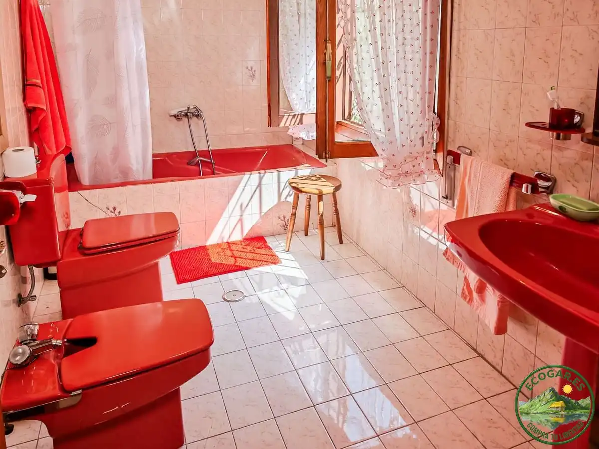 Bany de Casa o xalet en venda en Vega de Valcarce amb Calefacció, Jardí privat i Parquet