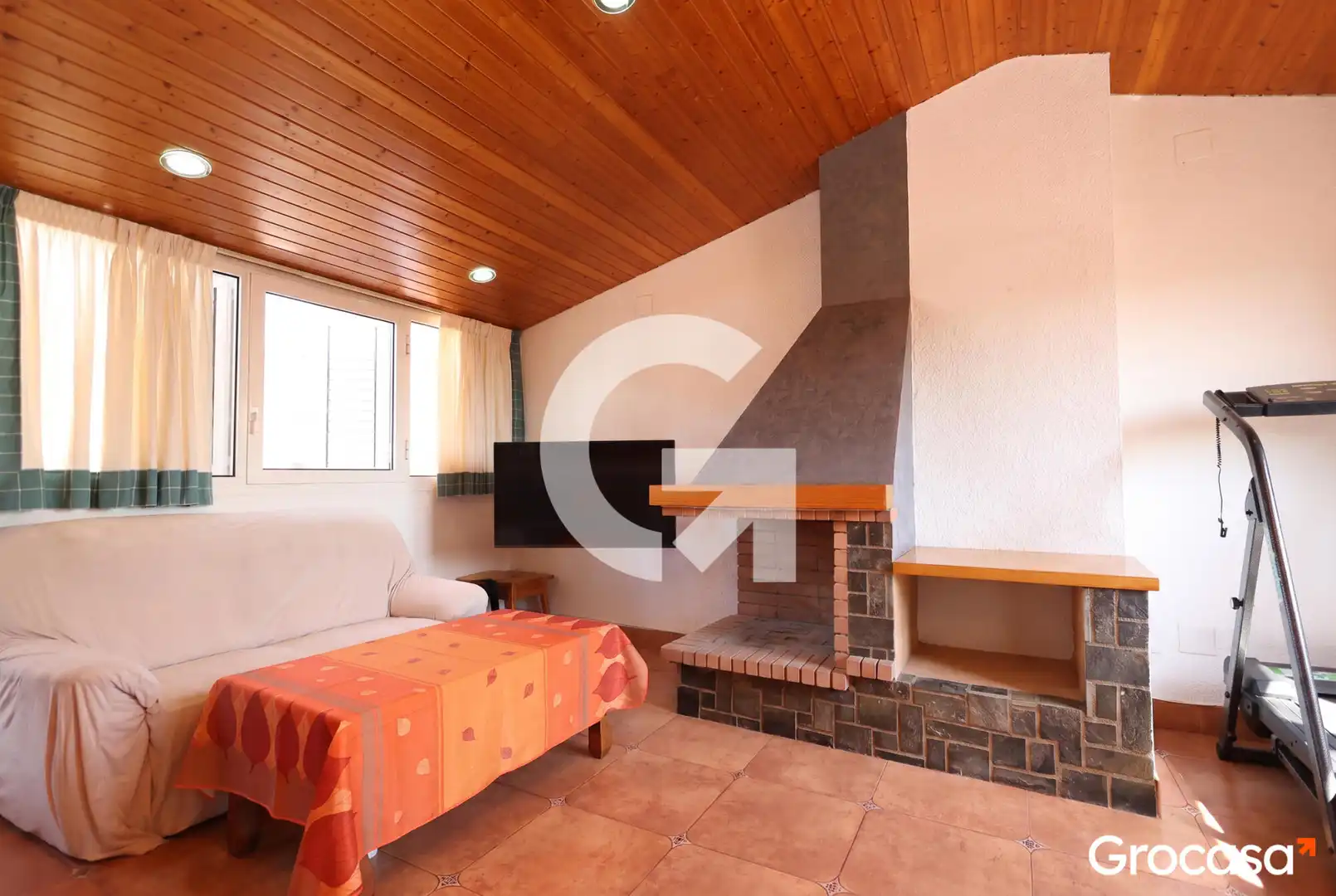 Sala d'estar de Casa adosada en venda en Sant Boi de Llobregat amb Aire condicionat, Calefacció i Jardí privat