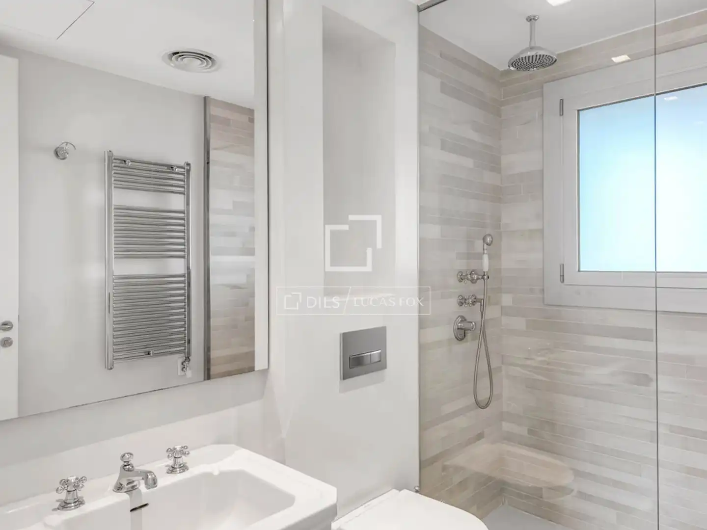 Bathroom of Attic for sale in Barcelona  with Air Conditioner, Heating and Parquet flooring