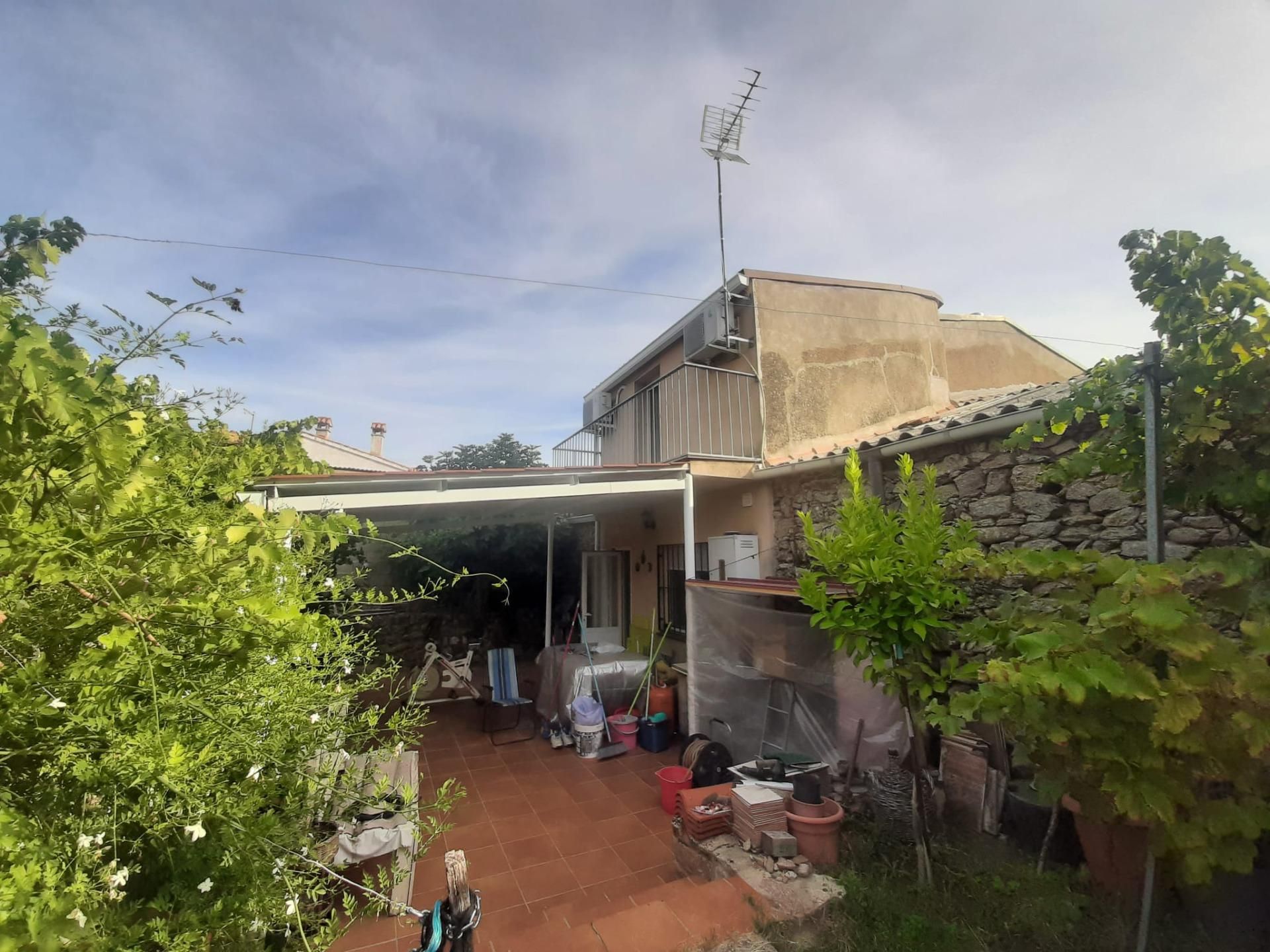 Vista exterior de Casa o xalet en venda en Torre de Santa María amb Terrassa