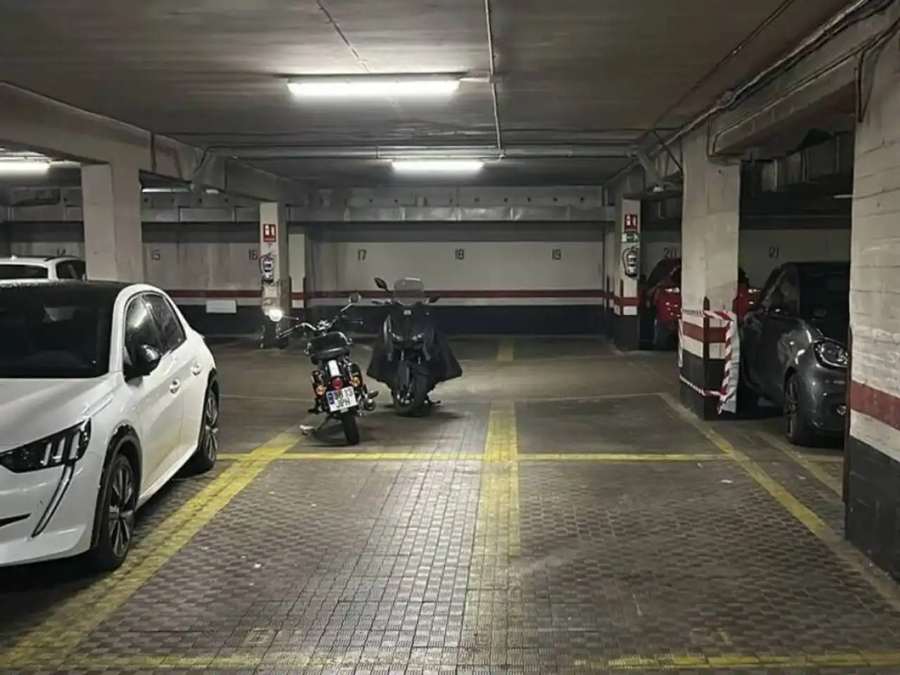 Aparcament de Garatge en venda en Madrid amb Alarma