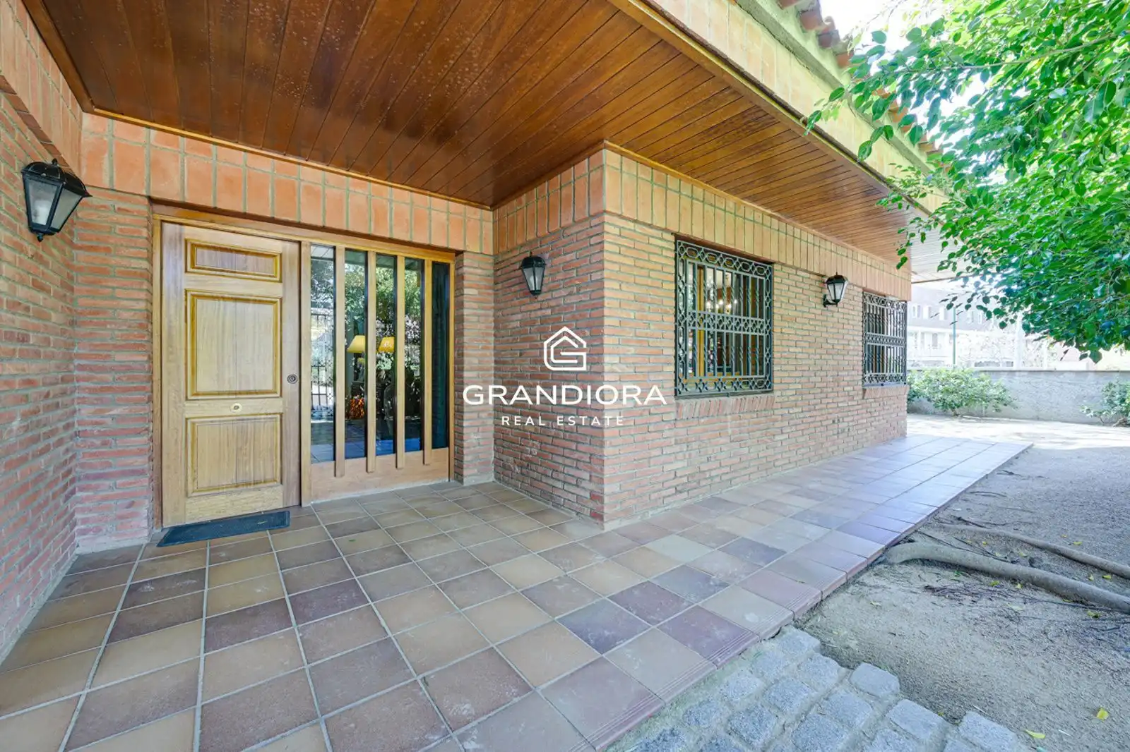 Vista exterior de Casa o xalet en venda en Cerdanyola del Vallès amb Aire condicionat i Piscina