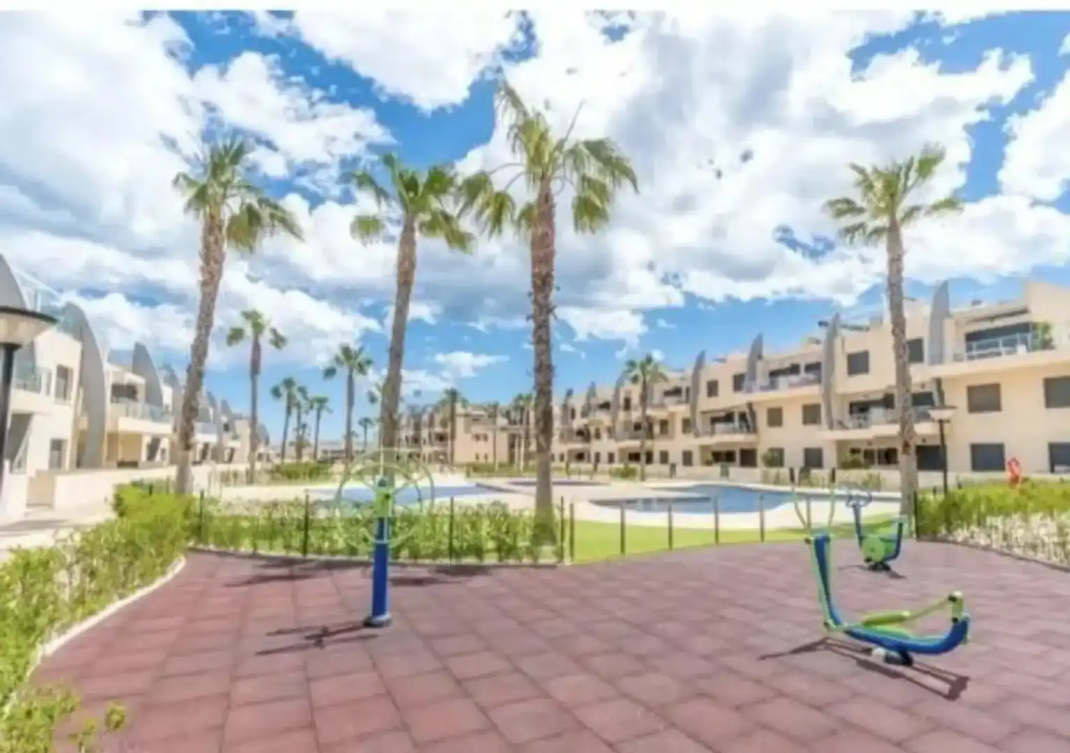 Vista exterior de Pis de lloguer en Pilar de la Horadada amb Aire condicionat, Jardí privat i Piscina