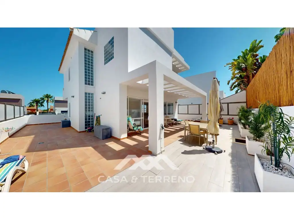 Vista exterior de Casa o xalet en venda en Vélez-Málaga amb Aire condicionat, Jardí privat i Terrassa