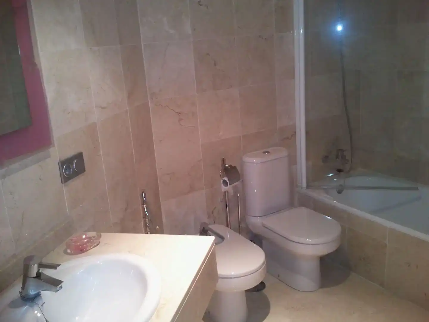Badezimmer von Maisonette zur Miete in Gozón mit Parkett und Möbliert