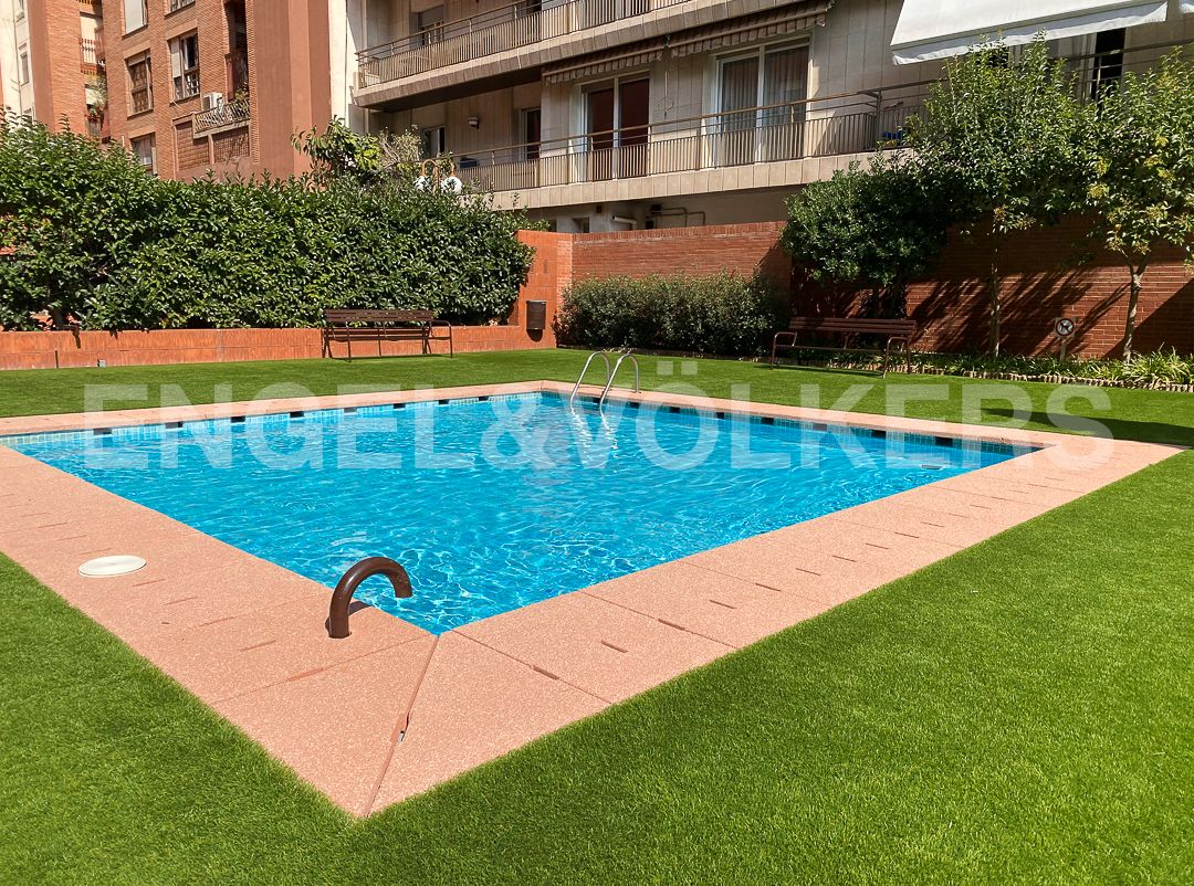 Swimming pool of Apartment to rent in  Barcelona Capital  with Air Conditioner, Heating and Private garden