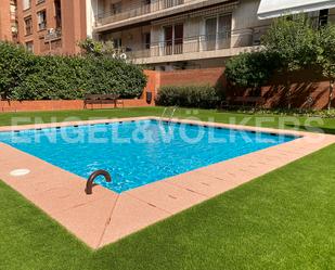 Swimming pool of Apartment to rent in  Barcelona Capital  with Air Conditioner, Heating and Private garden