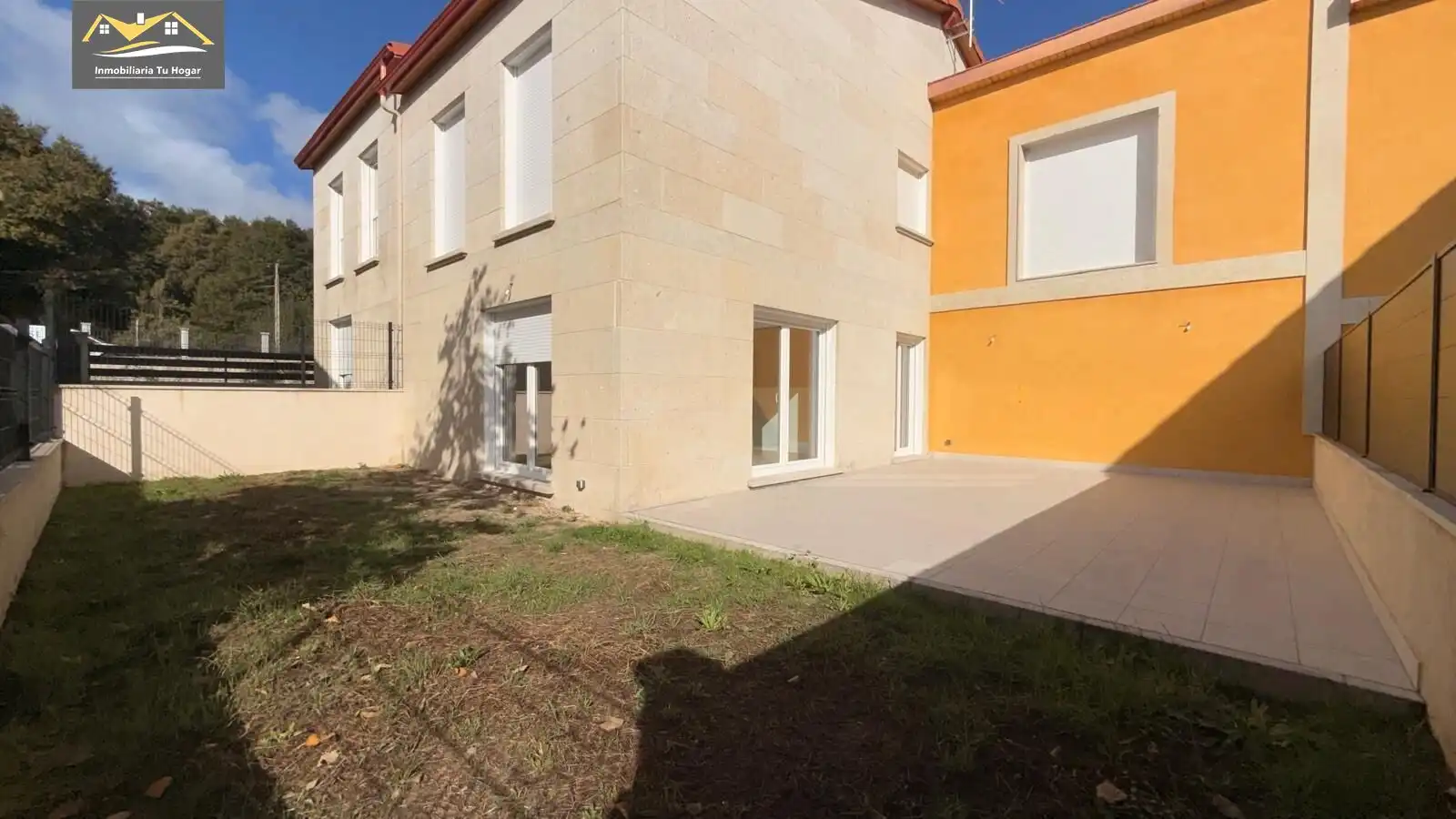 Vista exterior de Casa adosada en venda en Allariz amb Calefacció, Jardí privat i Terrassa