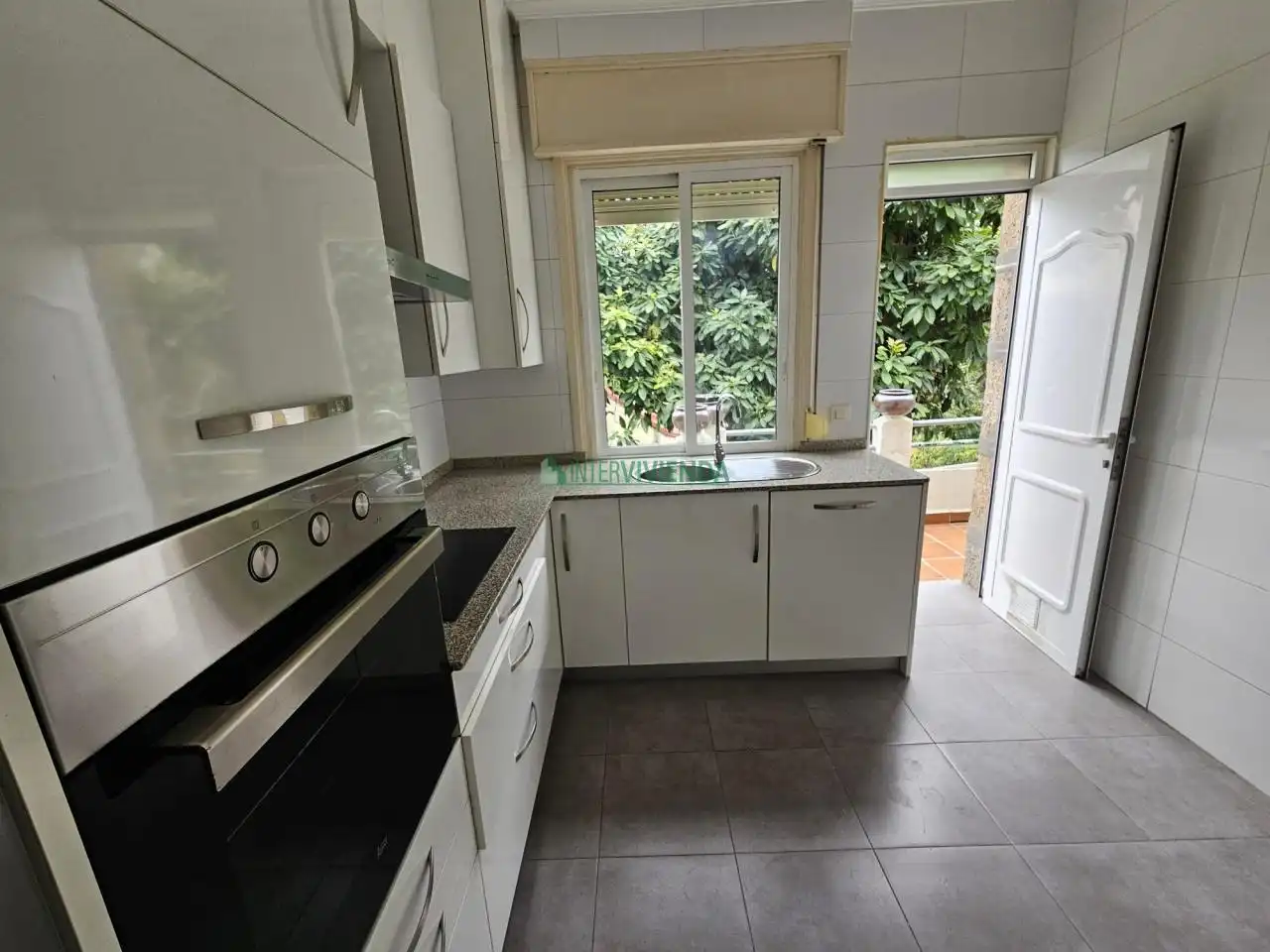 Cuina de Casa o xalet en venda en Vigo  amb Calefacció, Jardí privat i Parquet