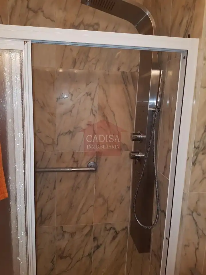 Badezimmer von Wohnung zur Miete in Salamanca mit Heizung, Parkett und Möbliert