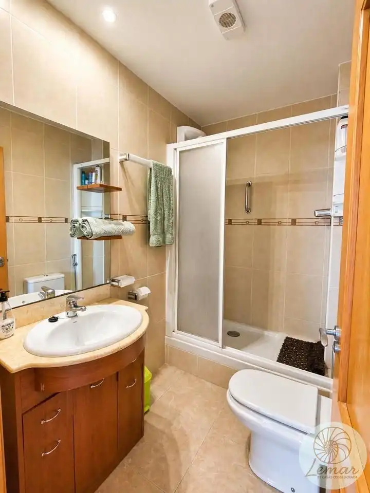 Badezimmer von Dachboden zum Verkauf in L'Ametlla de Mar  mit Klimaanlage, Heizung und Terrasse